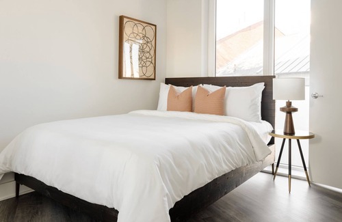 Navy Yard Apartment | Sonder Europa | One-Bedroom Apartment w/ Balcony