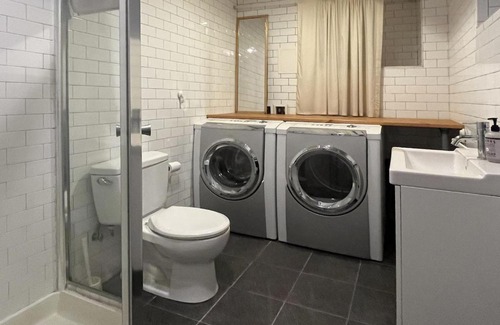Brooklyn Apartment | Sonder The Industrialist Queen Room