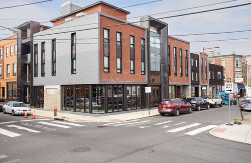 Queen Village Apartment | Sonder The Queen | Double Queen Room