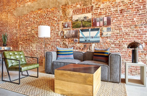 Queen Village Apartment | Sonder The Queen | Double Queen Room