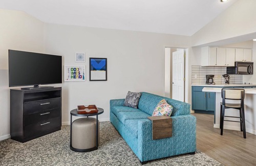 Chatsworth Hotel | Sonesta ES Suites Chatsworth