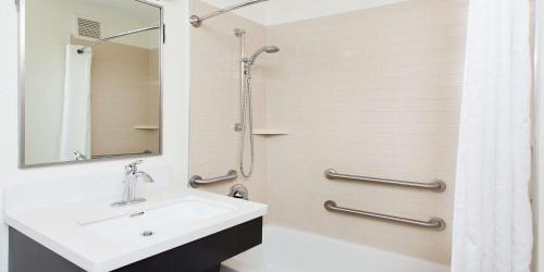 Crestline Heights Hotel | Sonesta Simply Suites Birmingham Hoover
