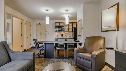 Golden Hotel | Sonesta Simply Suites Denver West Federal Center