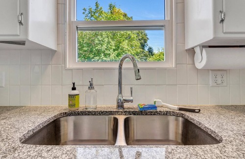 Spokane Valley House | Songbird Cottage-HUGE Backyard-15 Min To Downtown-Pet & Fam Friendly-5-Star Beds