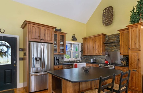 Skyland House | Songbird Sanctuary | Under New Management, Hot Tub, Deck & Year-Round Views