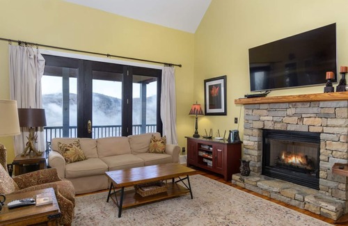 Skyland House | Songbird Sanctuary | Under New Management, Hot Tub, Deck & Year-Round Views