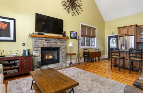 Skyland House | Songbird Sanctuary Under New Management, Hot Tub, Deck & Year-Round Views