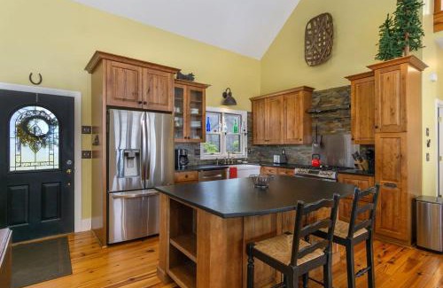 Skyland House | Songbird Sanctuary Under New Management, Hot Tub, Deck & Year-Round Views