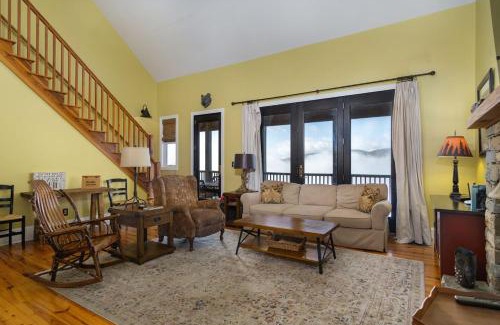 Skyland House | Songbird Sanctuary Under New Management, Hot Tub, Deck & Year-Round Views