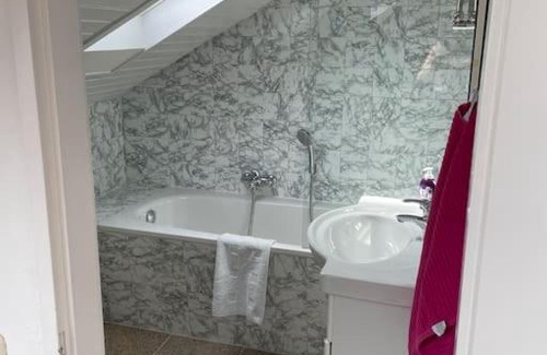 Sankt Augustin Apartment | Sonniges Wohlfühl-Appartment in zentraler Lage