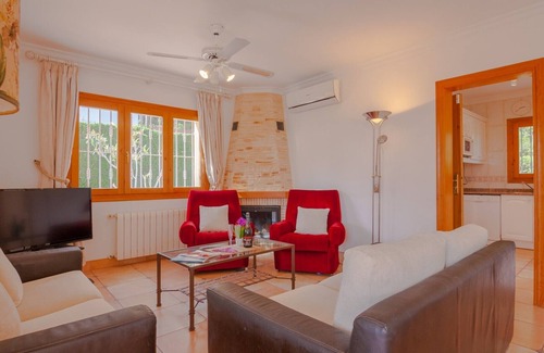 Urbanitzacio la Fustera Villa | SONRISAS, Villa for 8 pax with private pool and free wifi.