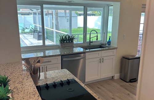 Pelican House | Soothing 2-bedroom house with AC, Pool & Hot tub with Privacy in Cape Coral