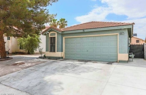 Orchards House | Soothing 3-bedroom house with AC and POOL in vibrant Las Vegas