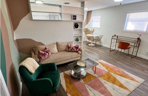 Greenway Plaza-Upper Kirby Apartment | Soothing apartment with AC in vibrant Houston