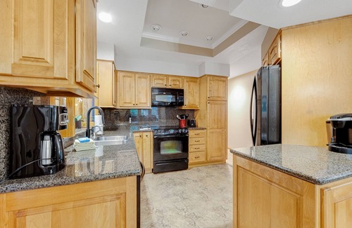 Deer Park House | Soothing home with hot tub, pool, tennis court, gas grill, deck, & full kitchen