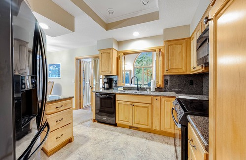 Deer Park House | Soothing home with hot tub, pool, tennis court, gas grill, deck, & full kitchen