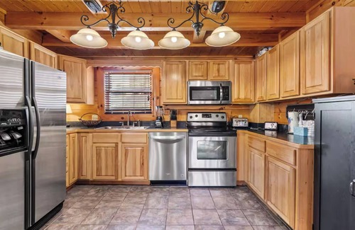 Sevierville House | Soothing Soaks, Fireside Chats, Game Nights, Resort Pools & Attractions Minutes Away - Almost Heaven