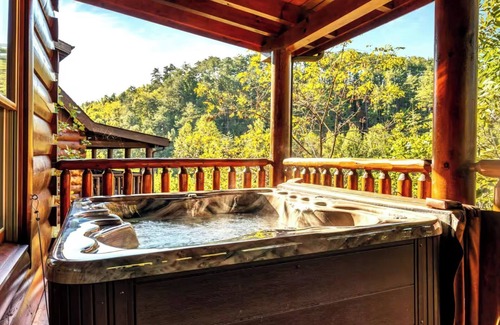 Sevierville House | Soothing Soaks, Fireside Chats, Game Nights, Resort Pools & Attractions Minutes Away - Almost Heaven