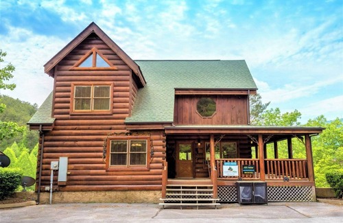 Sevierville House | Soothing Soaks, Fireside Chats, Game Nights, Resort Pools & Attractions Minutes Away - Almost Heaven