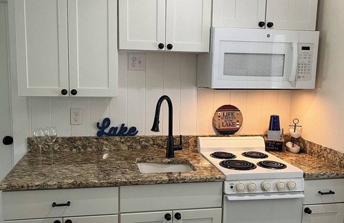 Candler Cottage | Soothing spring fed lakefront cottage with AC in charming Ocklawaha