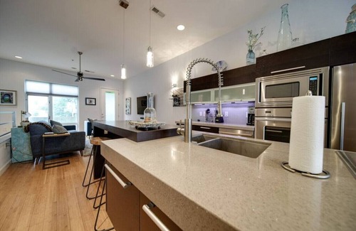 Wesley Heights Condo | Sophisticated 3-Story Stay—Historic Wesley Heights