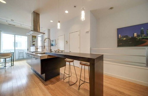 Wesley Heights Condo | Sophisticated 3-Story Stay—Historic Wesley Heights