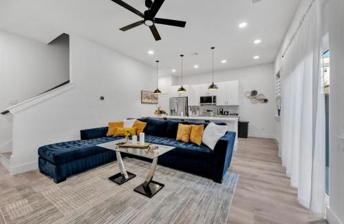 Dallas House | Sophisticated Dallas Retreat l Prime Location!