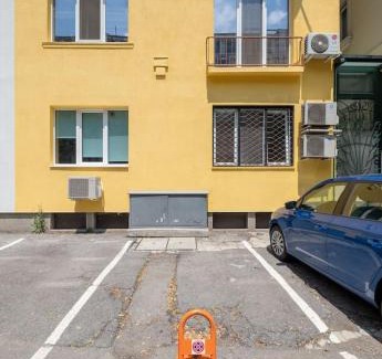 Oborishte Apartment | Sophisticated Gem with Private parking