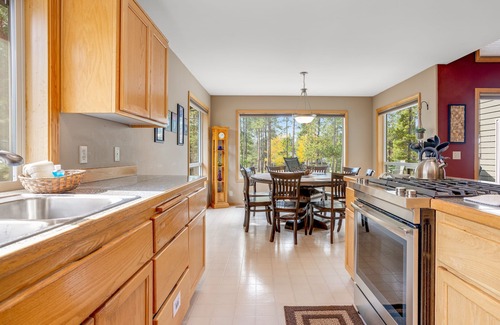Deer Park House | Sophisticated home with a private hot tub, pool table, bikes & SHARC Passes
