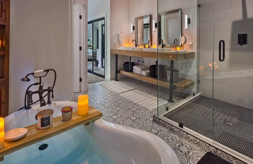Highland Meadows House | Sophisticated + Hot Tub + Close to Skiing - Chalet Inverness