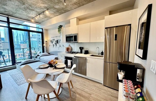 Connaught Apartment | Sophisticated MetroLux Downtown Suite