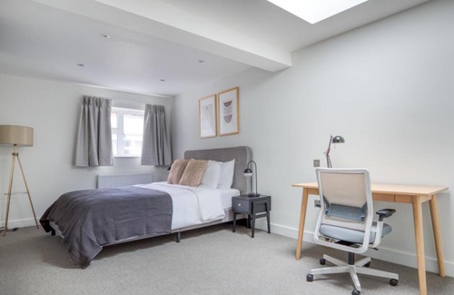 City of Westminster Apartment | Sophisticated & Modern - Up to 6 people