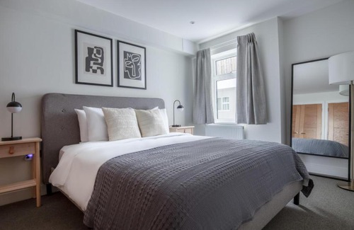 City of Westminster Apartment | Sophisticated & Modern - Up to 6 people