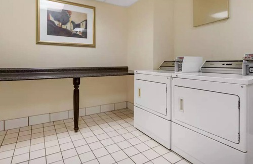 New Cumberland House | Sophisticated Room close to the State Capital
