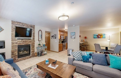 Taos Ski Valley House | Sophisticated St. Moritz Condo with fireplace, expansive patio & mountain views