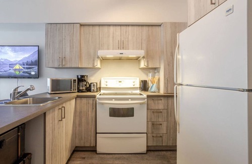 Griffintown Apartment | Sophisticated Stay in the Heart of Griffintown