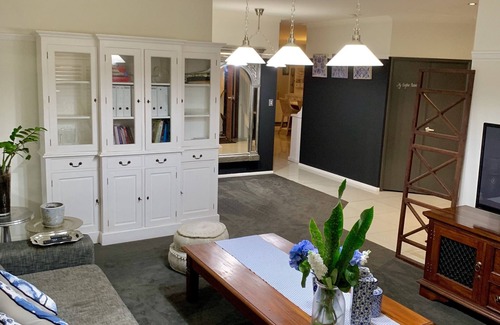 Carindale House | Sophisticated Stylish home in the heart of Carindale with all ammenities.