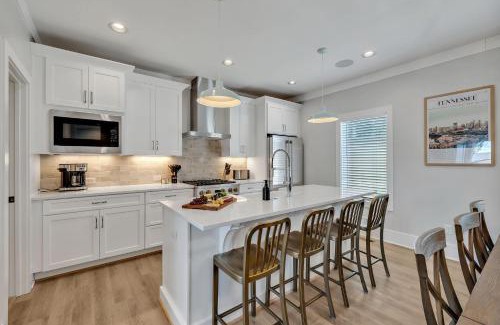 Berry Hill House | Soprano - Private Rooftop - 8 mins to Broadway