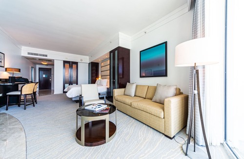 Seybold Apartment | Sorrento Ocean/Bay Jr Suite in the Fontainebleau