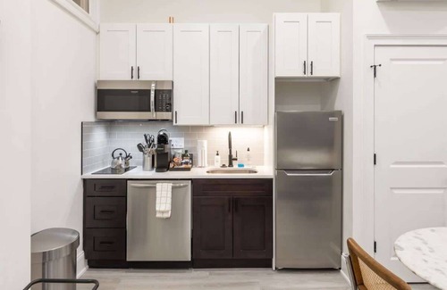 Rittenhouse Row Apartment | Sosuite | 1BR Apt w W/D, Desk Alcove