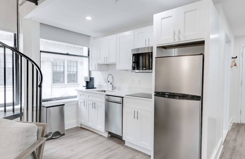 Center City East Apartment | Sosuite 1BR Corner Loft w Park View Gym Lounge