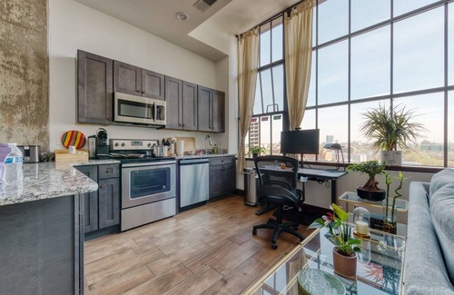 West Poplar Apartment | Sosuite 1BR Penthouse w W D Gym On-site Bar