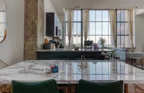 West Poplar Apartment | Sosuite 1BR Penthouse w W D Gym On-site Bar