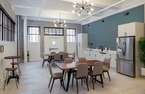 Center City East Apartment | Sosuite | 2BR Loft w W/D, Gym, Lounge