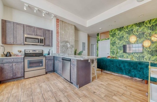 West Poplar Apartment | Sosuite | 2BR Penthouse w W/D, Gym, On-Site Bar