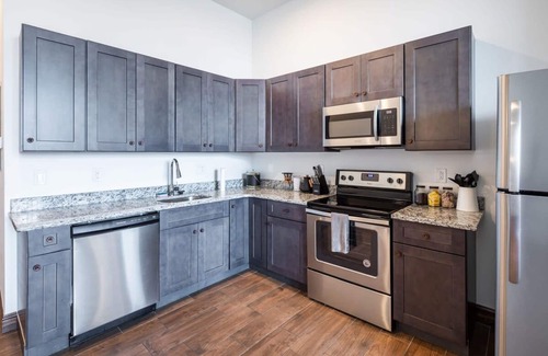 West Poplar Apartment | Sosuite 2BR Penthouse w W D Gym On-site Bar