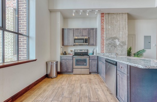West Poplar Apartment | Sosuite 2BR Penthouse w W D Gym On-site Bar