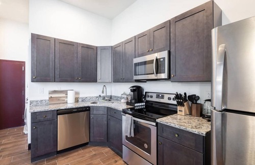 West Poplar Apartment | Sosuite 2BR Penthouse w W D Gym On-site Bar