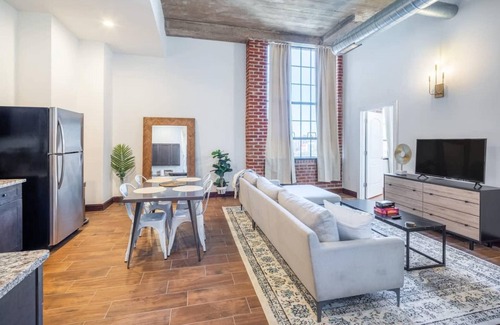West Poplar Apartment | Sosuite 2BR Penthouse w W D Gym On-site Bar
