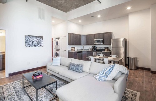 West Poplar Apartment | Sosuite 2BR Penthouse w W D Gym On-site Bar